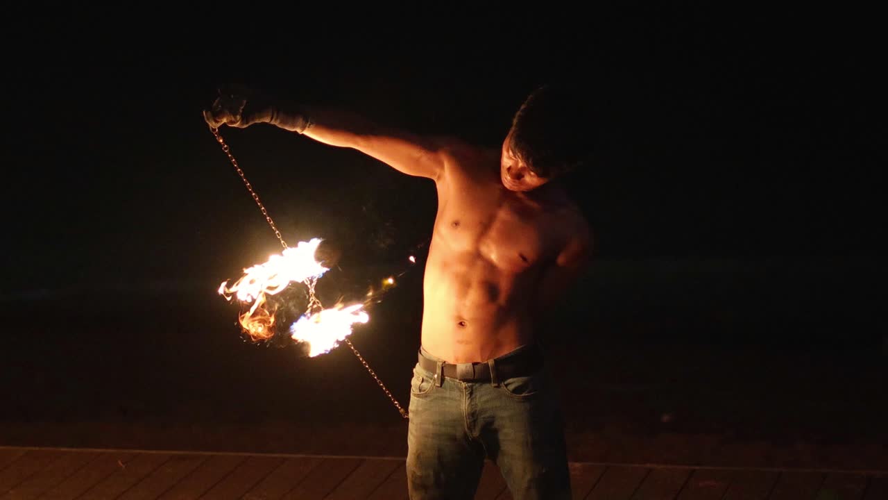 espectáculo de bailarines de fuego por la noche