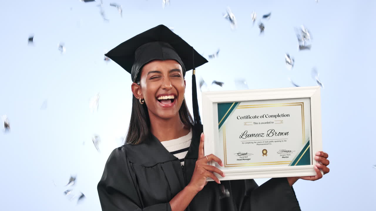 mujer, estudiante y diploma de graduación