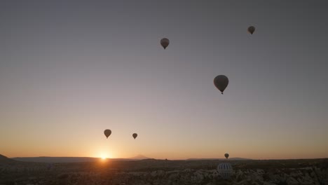 Sonnenaufgang-Kappadokien-Horizont-Silhouette-Heißluftballons-Romantischer-Flug