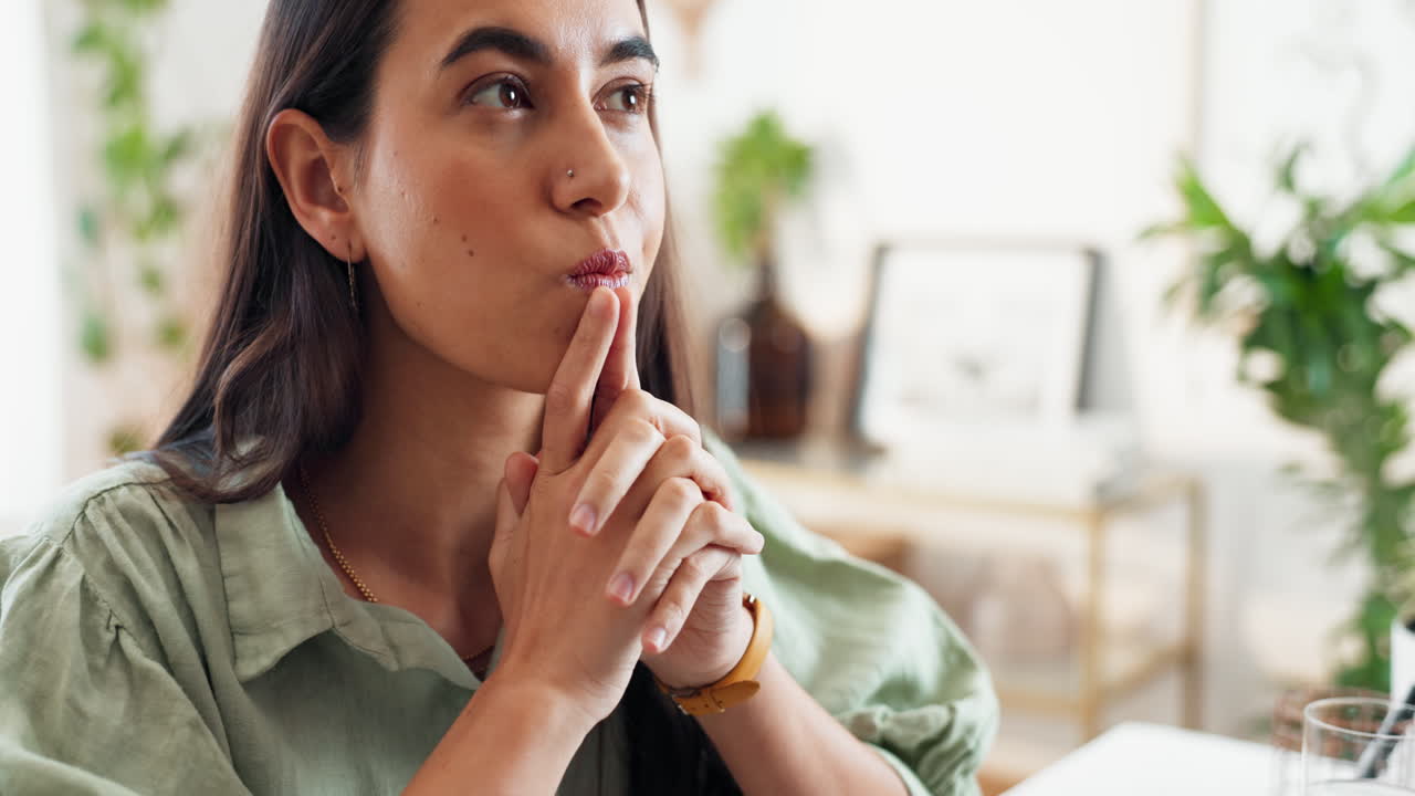 una mujer profundamente pensativa.