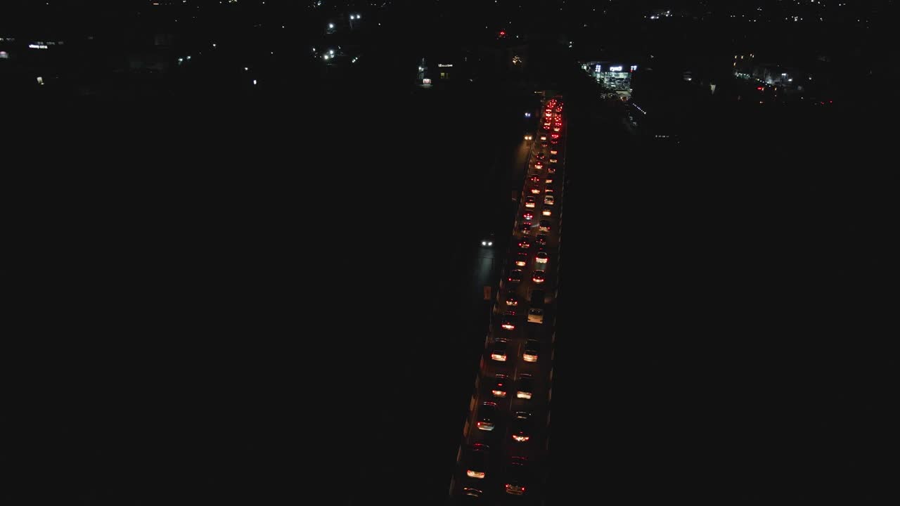 해질녘부터 밤까지 라고스 교통량이 많은 자동차