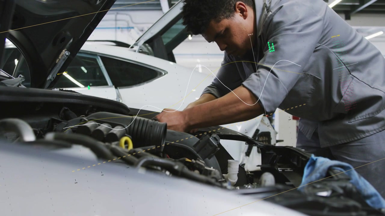 Capó abriéndose, técnico inclinándose hacia el compartimento del motor, reconectando mangueras mientras etiquetas animadas muestran la admisión.