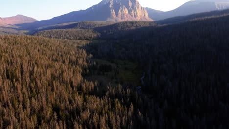 Atemberaubende-Drohnen-Landschaftsnatur,-Die-Sich-Auf-Einer-Rucksacktour-An-Einem-Klaren-Sommerabend-Auf-Den-Wunderschönen-Red-Castle-Lake-Mountain-Oben-In-Den-High-Uinta&#39;s-Zwischen-Utah-Und-Wyoming-Neigt