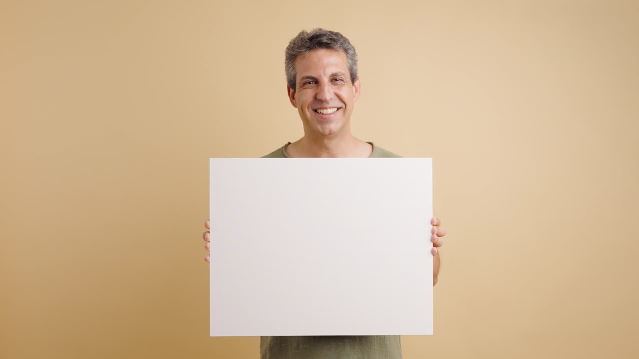 Uomo con un cartello bianco
