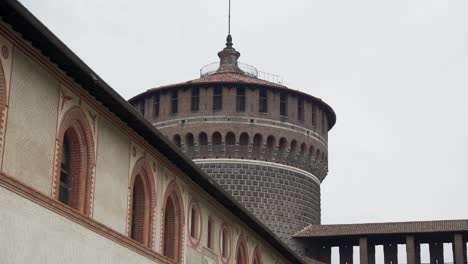 Centrarse-En-La-Torre-Del-Castillo-Sforzesco,-Con-Elementos-De-Claustro