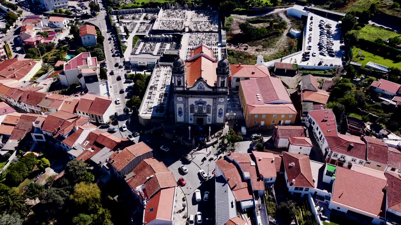 Vista aerea della chiesa Igreja Matriz e del centro urbano di Valongo, Portogallo