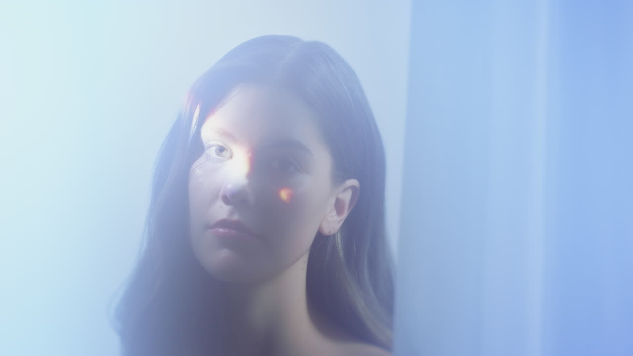 초상화 아름다운 젊은 백인 여성 신비로운 여성적인 아름다움 유혹적인 여성 감각적인 판타지 침대 사이 꿈