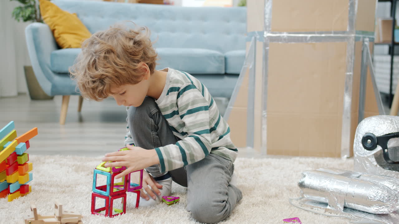 niño jugando con juguetes en casa
