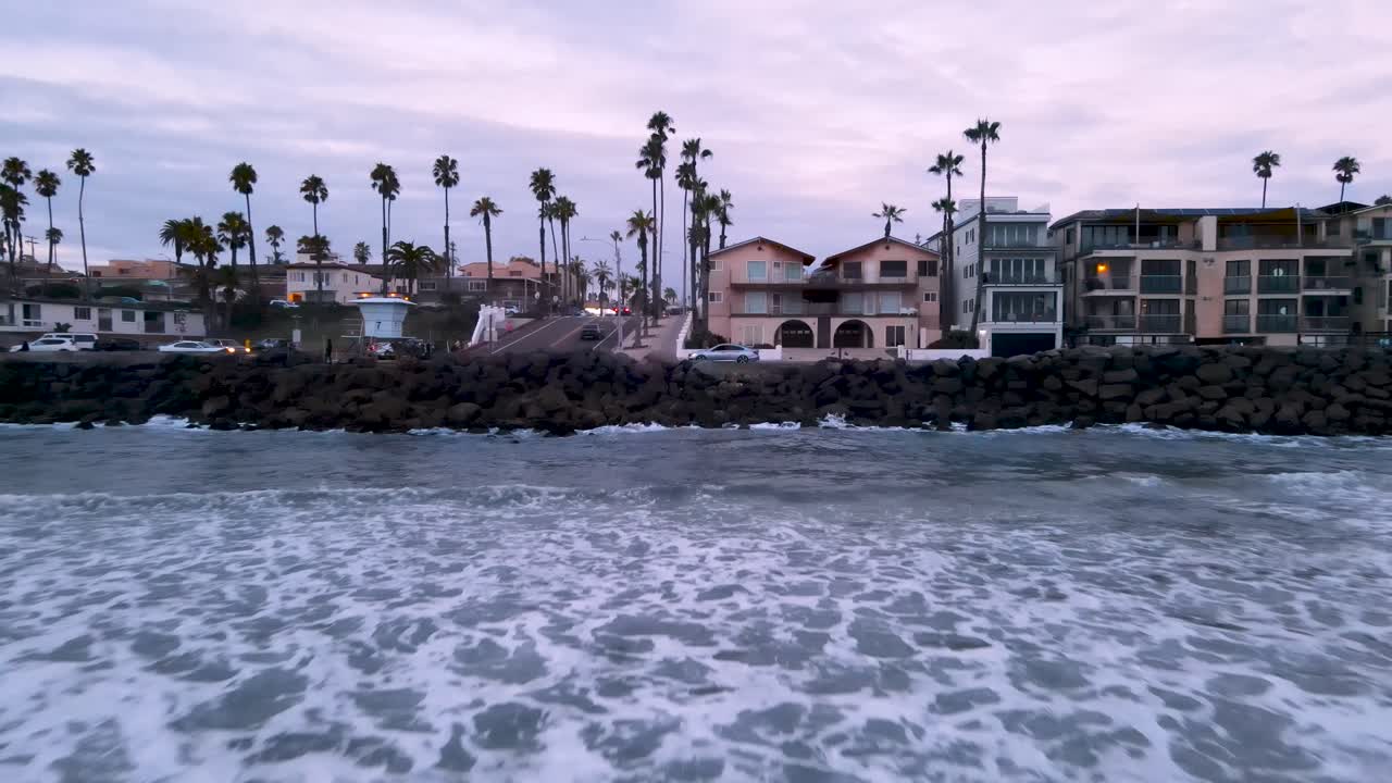 세단에서  ⁇ 리  ⁇ 은 바다를 향해 뒤로 움직여 도시, 공중 역학을 드러 ⁇ 니다.