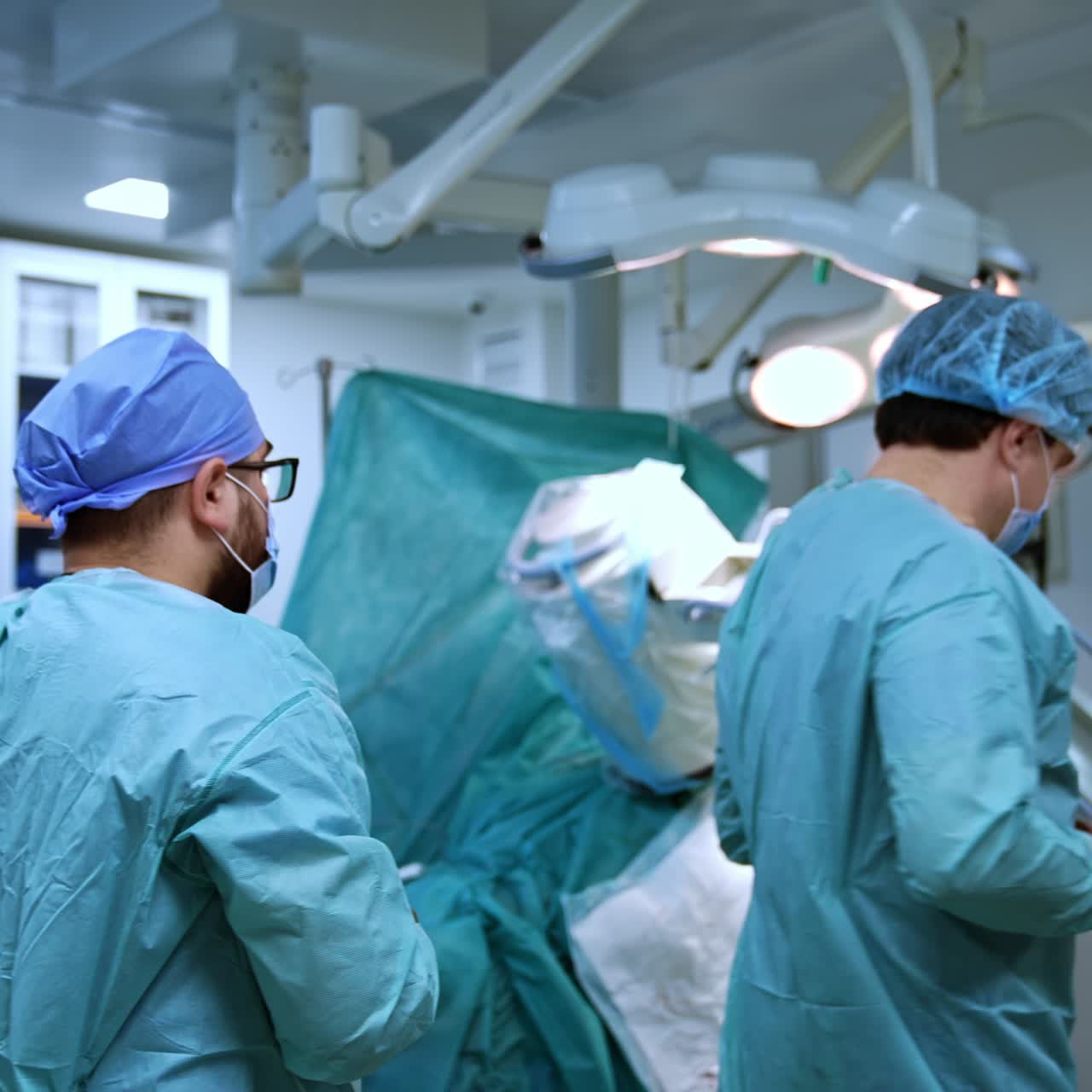 Specialisti del lavoro di squadra in sala operatoria. Chirurghi professionisti moderni con mascherine e uniforme