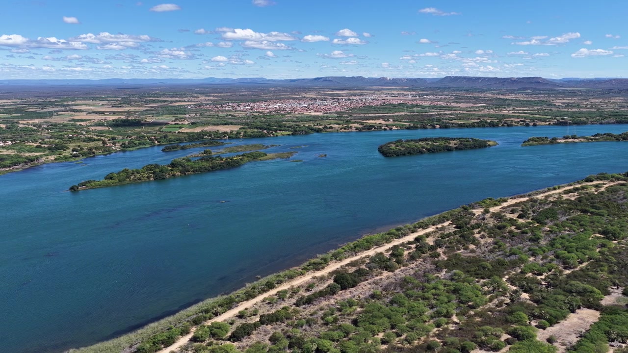 Valle del São Francisco a Sobradinho, Bahia, Brasile. Il più grande fiume del Nord-Est. Paesaggio fluviale mozzafiato. Natura, alberi e foresta. Valle del São Francisco a Sobradinho, Bahia. Spiaggia sul fiume.