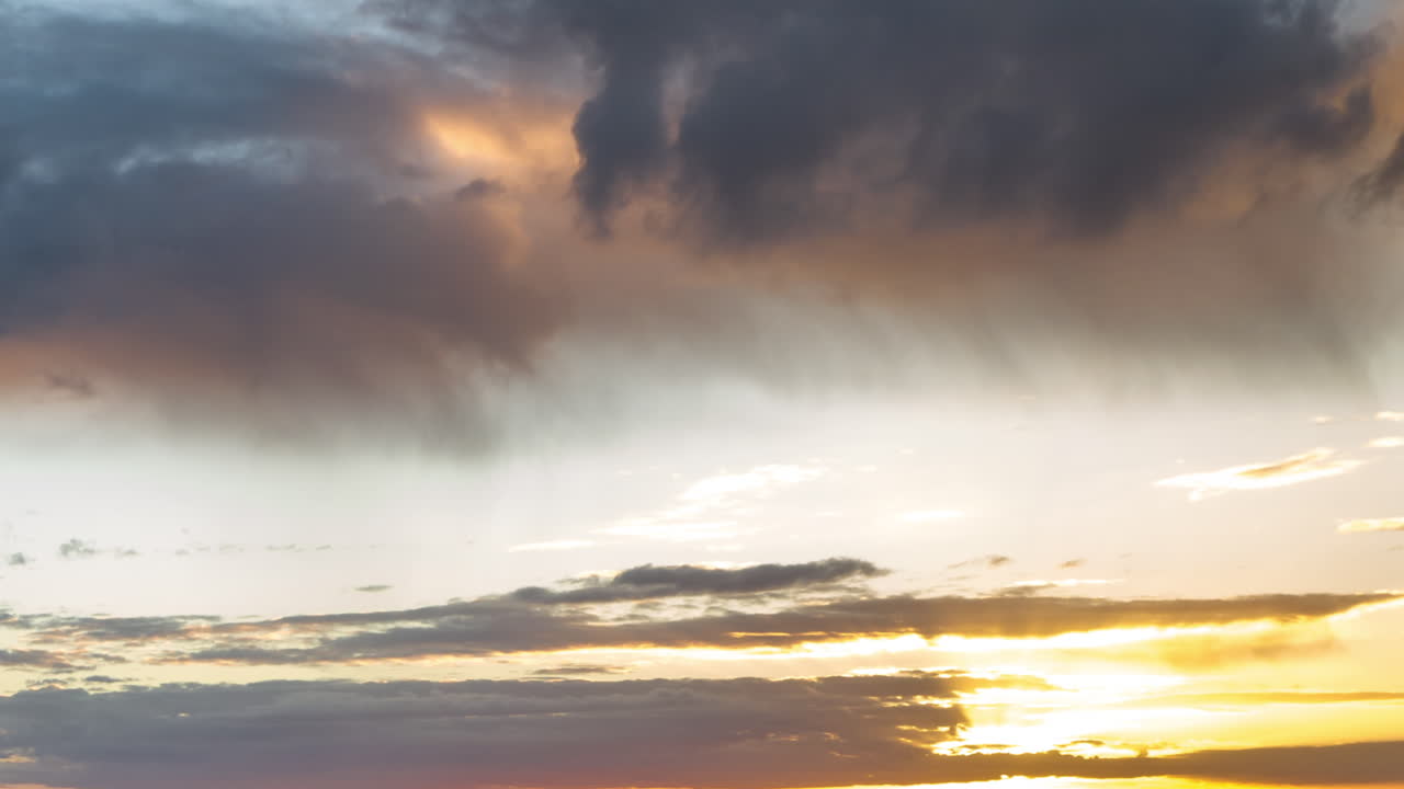 구름이 있는 아름다운 일몰 하늘