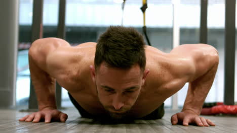 Hombre-En-Forma-Haciendo-Flexiones