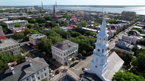 charleston sc,charleston carolina del sur movimiento lento aéreo sobre la iglesia de st michael con el campanario de la iglesia de st philips y el río cooper en la distancia