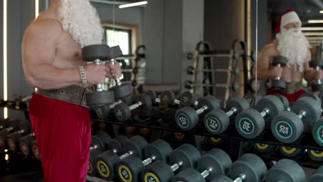 Hombre-Fuerte-De-Santa-Haciendo-Flexiones-De-Bíceps-En-El-Gimnasio.-Entrenamiento-De-Deportista-En-Club-Deportivo