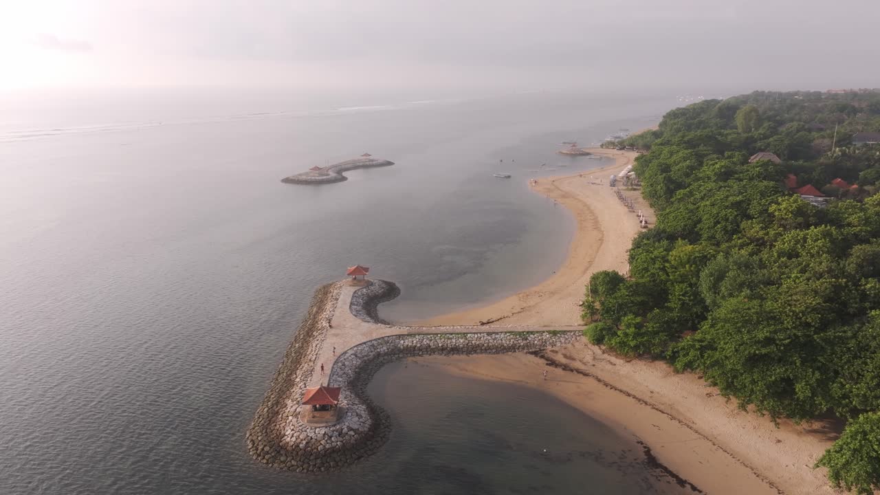 Paesaggio costiero sereno all'alba, spiaggia di Sanur, Indonesia