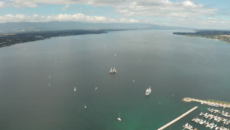 Absteigende-Luftaufnahme-In-Richtung-Eines-Segelschiffs-Im-Genfersee