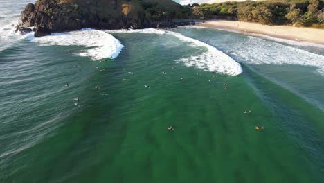 Vista-Aérea-De-Surfistas-En-La-Playa-De-Cabarita-Cerca-Del-Promontorio-De-Norries-En-Nueva-Gales-Del-Sur,-Australia.