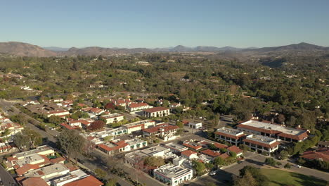 vista aérea de rancho santa fe, una comunidad rica en san diego, california