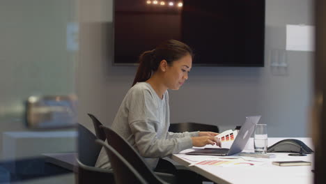 Geschäftsfrau-Arbeitet-Spät-Im-Büro-Besprechungsraum-Mit-Laptop