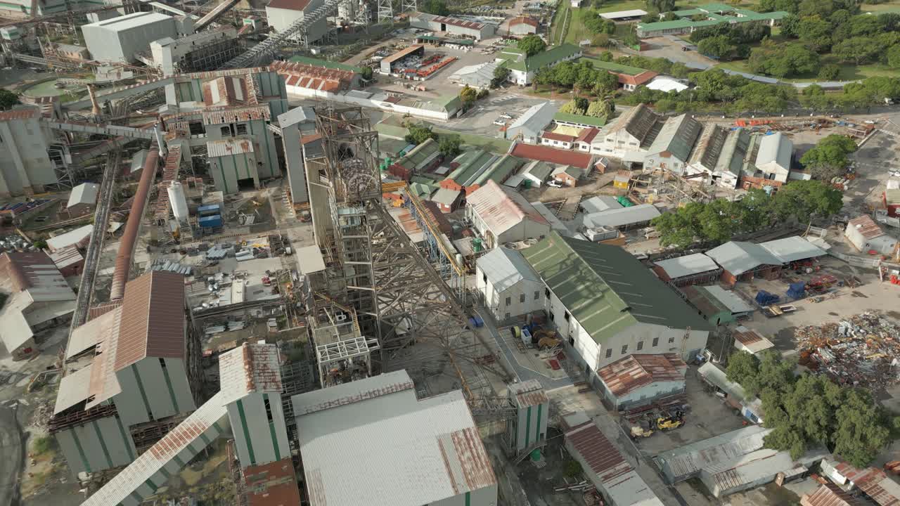 작동 중인 헤드프레임 및 컬리넌 광산 처리 공장에서 공중 견인