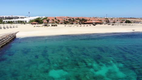 Bikini-Beach-En-Cabo-Verde-Con-Villas-Junto-A-La-Playa