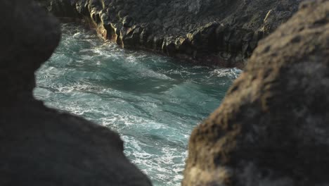 abend in los gigantes, teneriffe - faszinierendes slow-motion-video von brechenden wellen - sommerstimmung - 4k