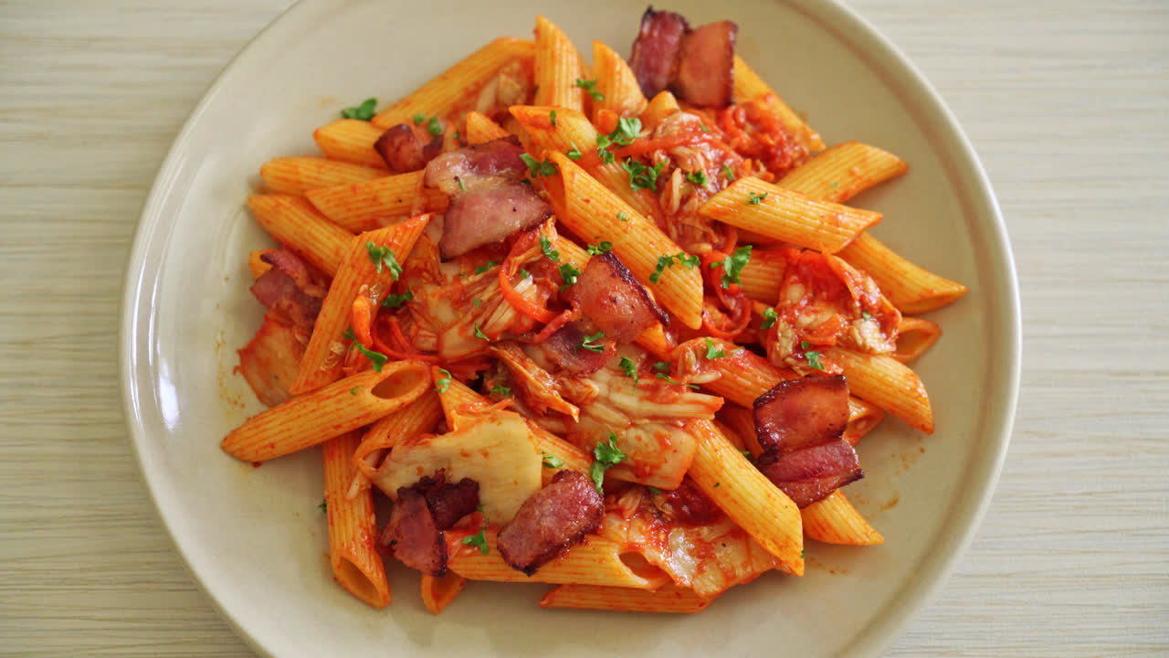 pasta penne salteada con kimchi y tocino - comida fusión