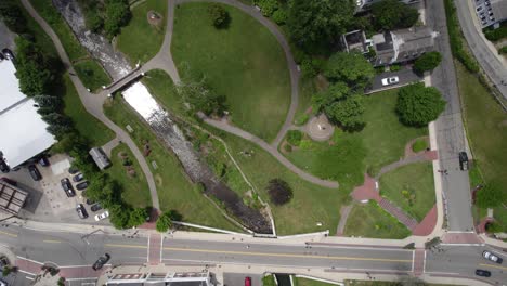 vista aérea de los jardines brewster, en la soleada plymouth, ee.uu. - de arriba hacia abajo, disparo de drones
