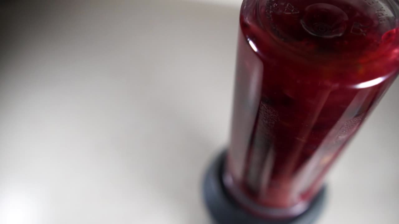 혼합 과일을 전기 믹서기에서 건강한 스무디로 혼합, 느린 동작