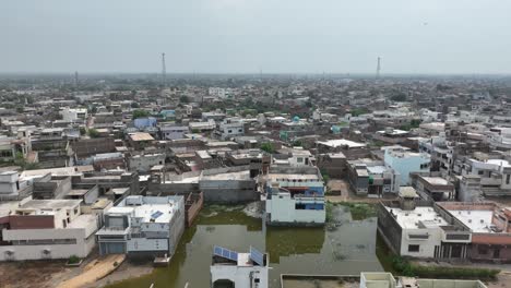 Amplia-Toma-Aérea-Del-Paisaje-Urbano-De-Badin,-Pakistán.