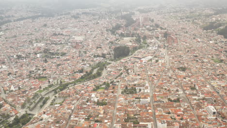 厄瓜多爾庫恩卡 (cuenca) 的空城,在covid-19大流行的封鎖期間,從無人機的角度看