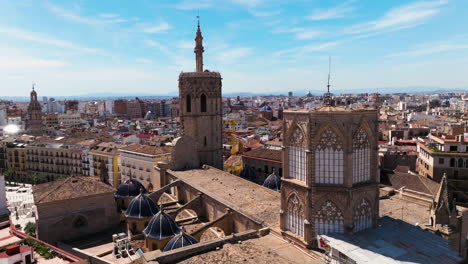 Mittelalterliche-Stadt-Mit-Glockenturm-Der-Kathedrale-Von-Valencia-In-Valencia,-Spanien