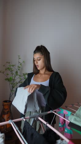 mujer lavando la ropa en casa