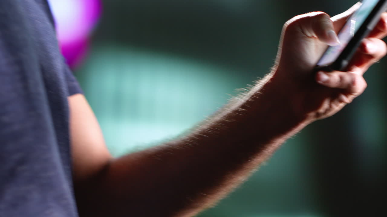 hombre caminando por la ciudad por la noche