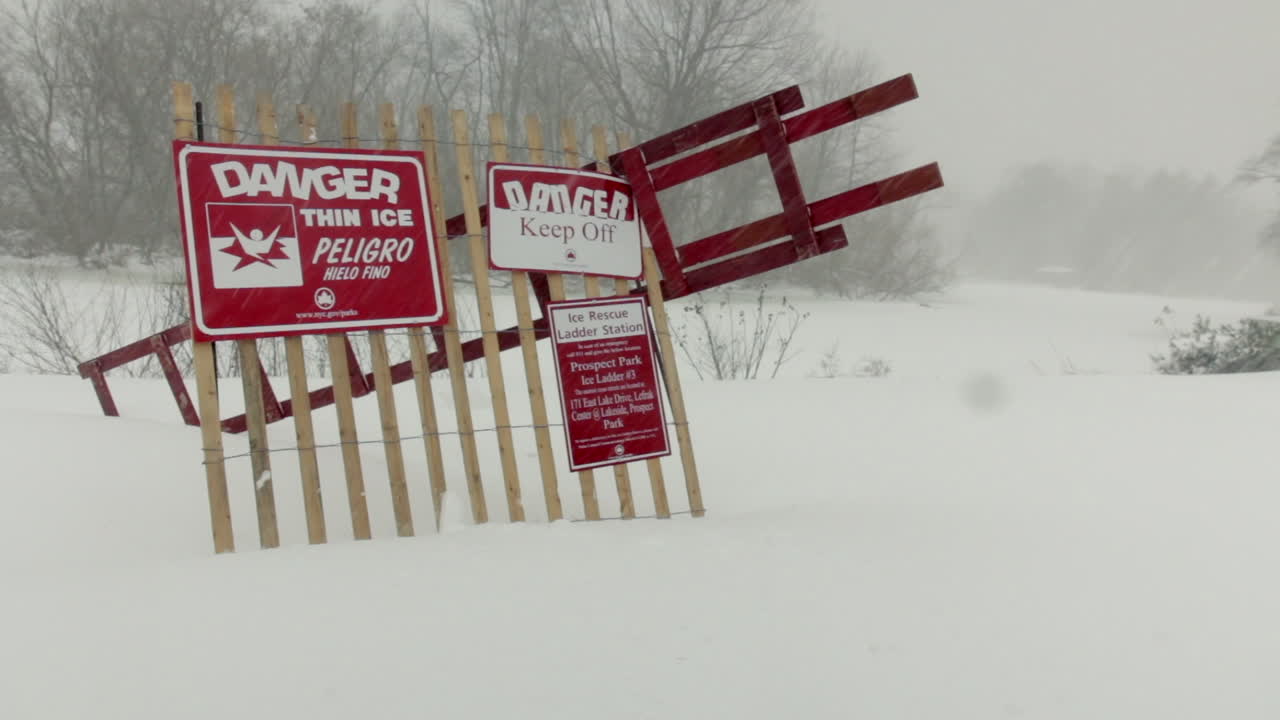 눈보라 동안 공원에서 위험 얇은 얼음 기호