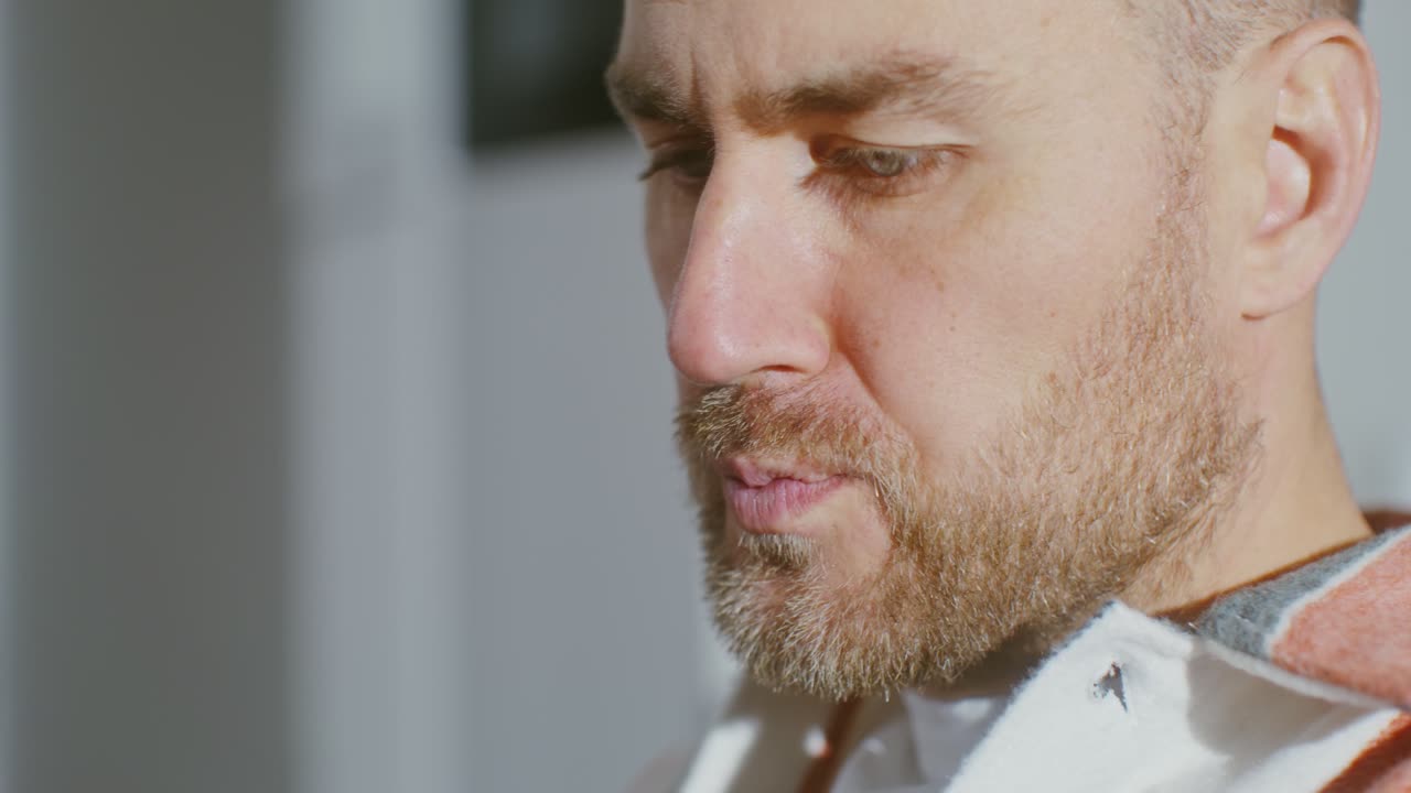 hombre tomando café