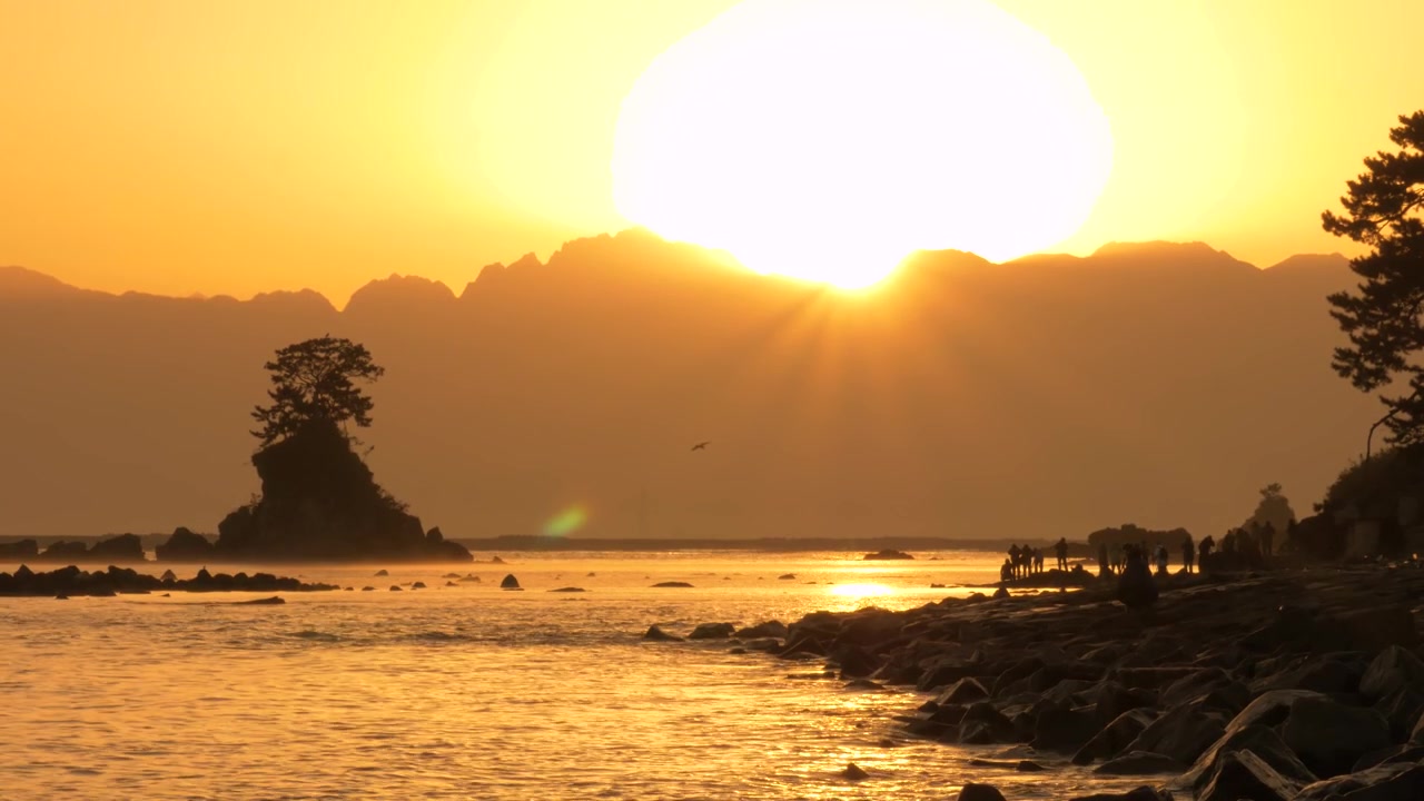 Vista cênica do amanhecer costeiro com ondas do oceano quebrando em costa rochosa