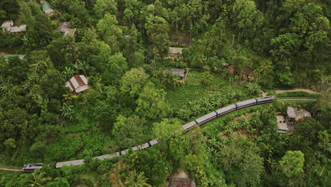 Ella-Sri-Lanka-Antena-V17-Vista-Aérea-De-Pájaro-Drone-Sobrevuelo-Junto-A-La-Cama-Tren-Ferroviario-En-Movimiento-Capturando-Hoteles-Turísticos-En-La-Ladera-Rodeados-De-Exuberante-Vegetación---Filmado-Con-Cine-Mavic-3---Abril-De-2023