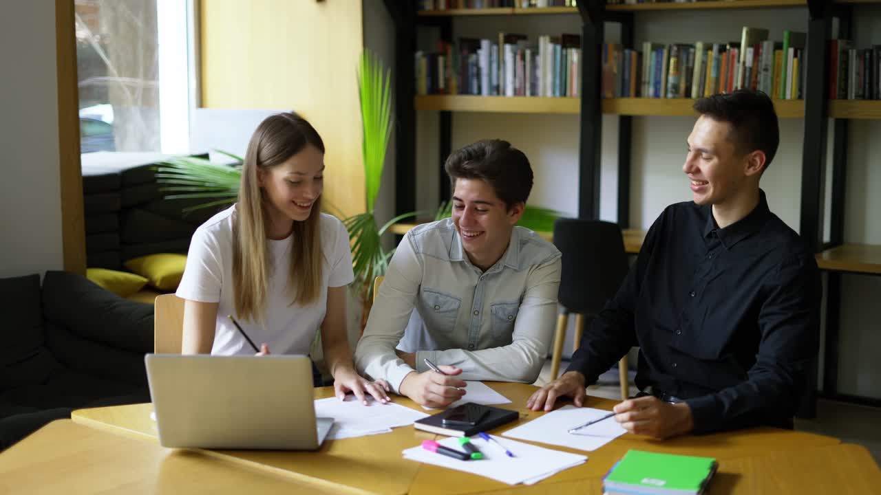 concepto de negocio. el joven equipo está planeando juntos dentro de la empresa