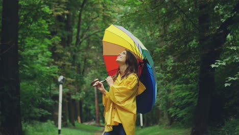 Mujer-Atractiva-Un-Impermeable-Amarillo-Caminando-Bajo-La-Lluvia