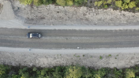 Vista-Superior-Aérea-De-4k-De-Un-Coche-Conduciendo-Por-El-Bosque-En-Un-Camino-De-Tierra