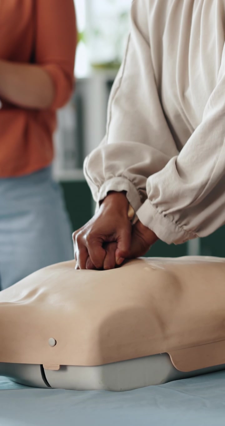 Tıbbi Eğitim Mankeni Üzerinde CPR Tekniklerini Uygulayan Kişi