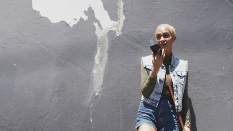 mujer de raza mixta en el teléfono en la calle