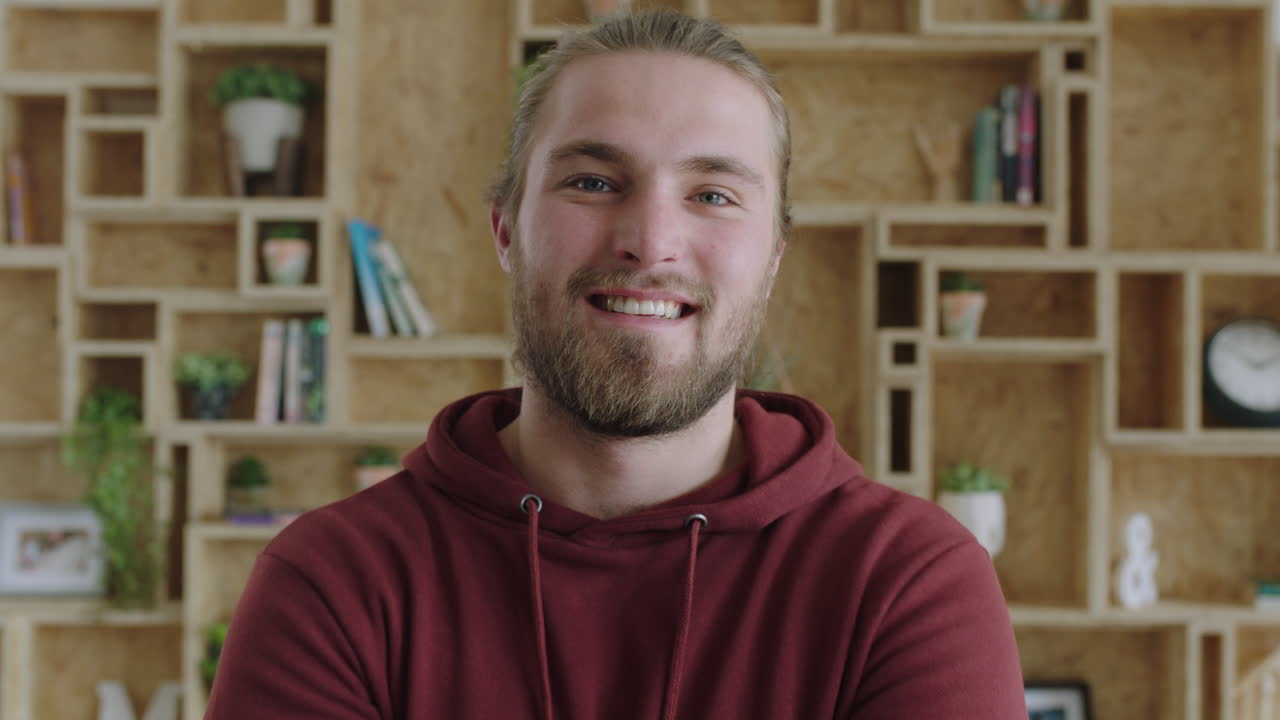 primer plano de un hombre caucásico atractivo, alegre, sonriente, alegre, feliz, disfrutando del estilo de vida