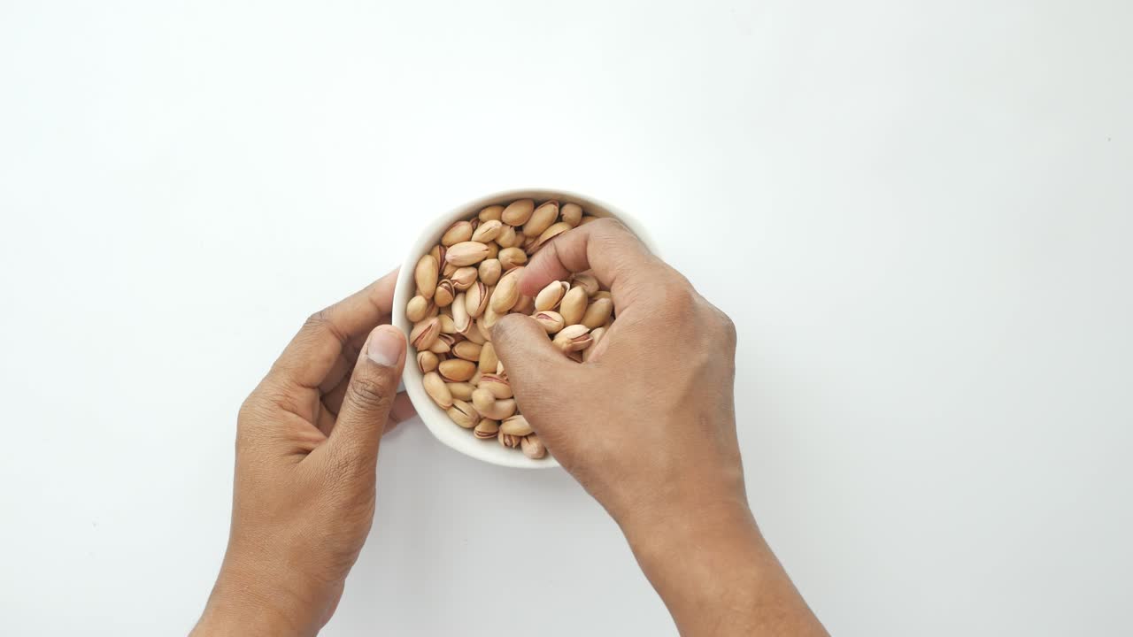 피스타치오의 그을 들고 있는 손