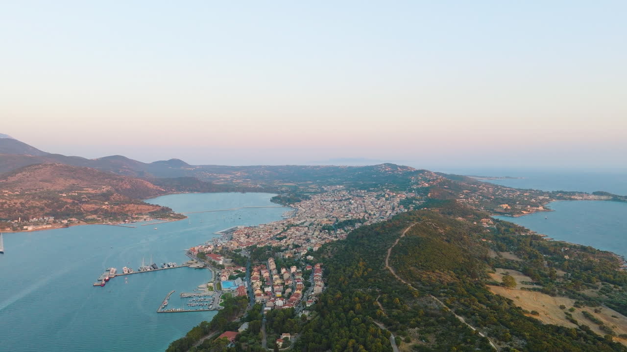 воздушный вид прибрежного города в греции