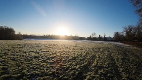 Fpv,-Der-Während-Des-Sonnenbeschienenen-Sonnenaufgangs-Der-Goldenen-Stunde-Neben-Dem-Verschneiten-Winterwaldfeld-Fliegt