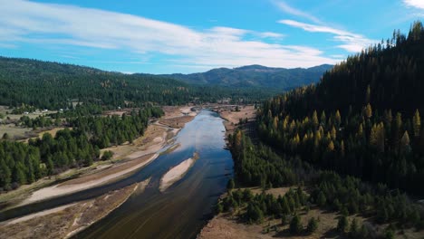 volando sobre las montañas de idaho en el otoño