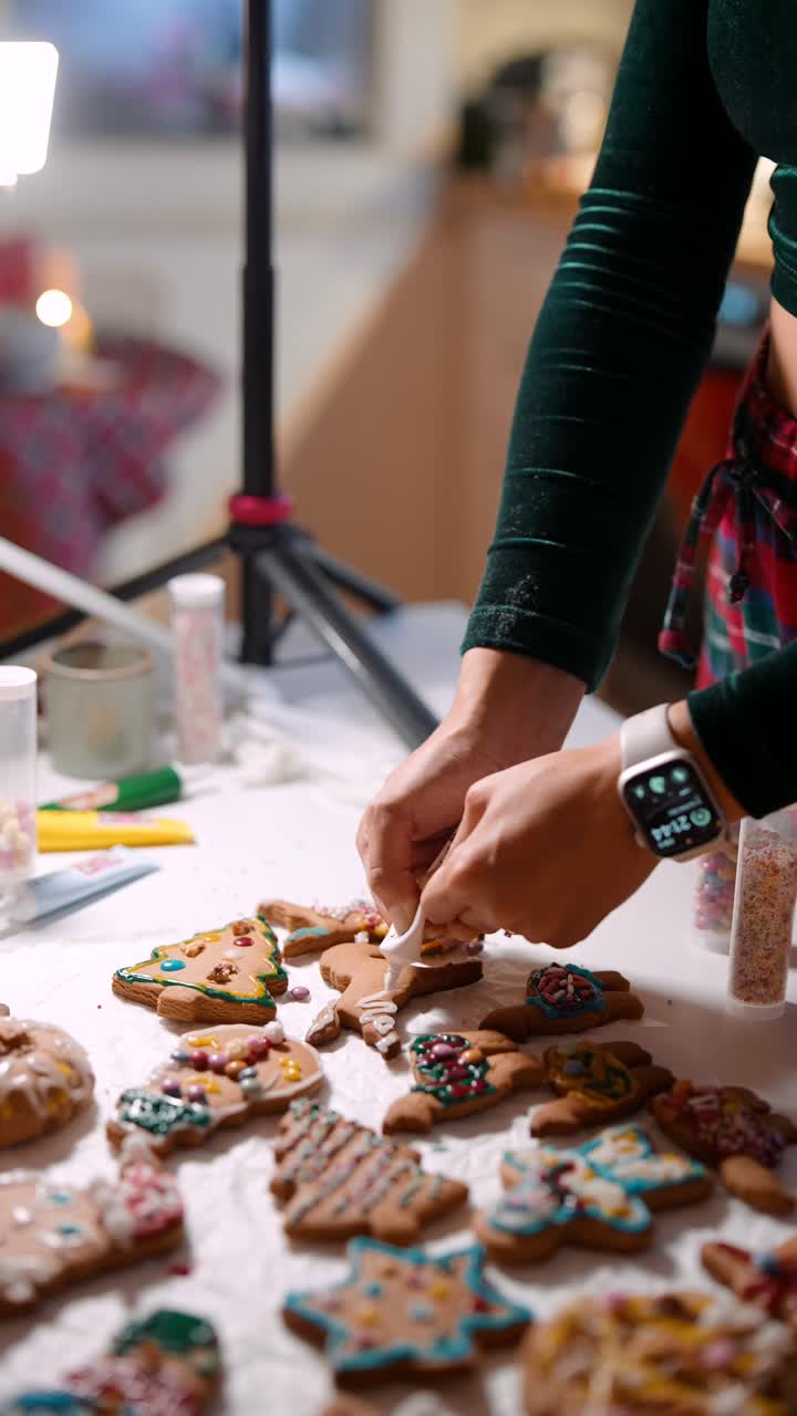 Decorating Christmas Gingerbread Cookies